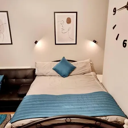 Stylish Apartment, Self Check-In, Ideal 4 Contractors, 25Mins To Gatwick Airport